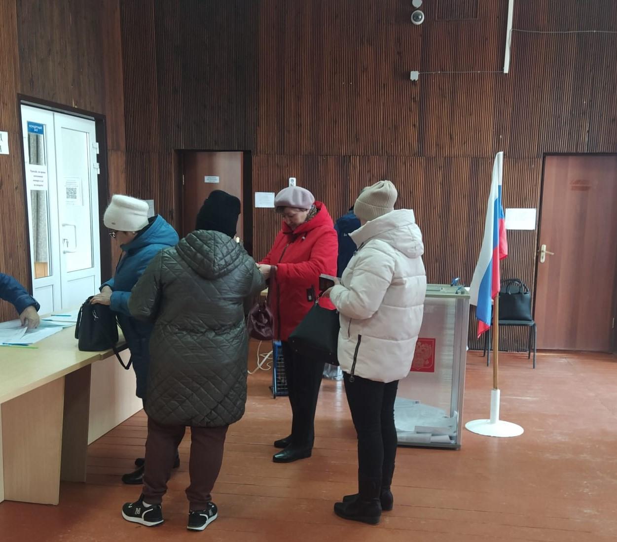 Все три дня на избирательных пунктах за чистотой выборов тщательно следят наблюдатели от партий и общественности