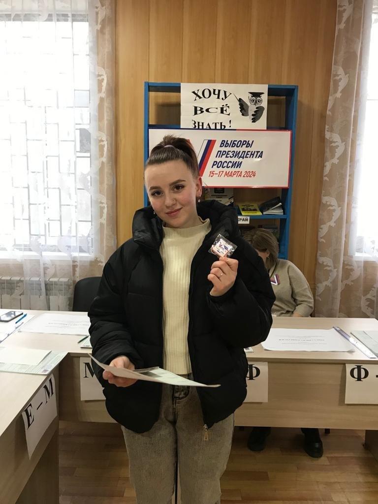 В эти три дня ﻿на избирательных участках ﻿в ﻿Котельниковском ﻿районе, граждане, впервые ﻿принявшие участие ﻿в голосовании, ﻿получают ﻿символические ﻿подарки!